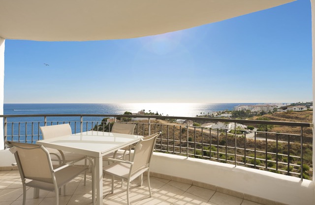 Exclusive 2 bedrooms apartment side sea view
