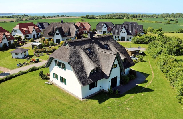 Exclusive apartment Peter Pan in a thatched cottage with sea views, sauna and wireless internet
