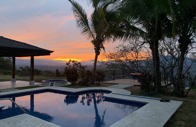 Exclusive Atenas Oasis, Breathtaking Views, Heated Pool & Jacuzzi, Best Climate