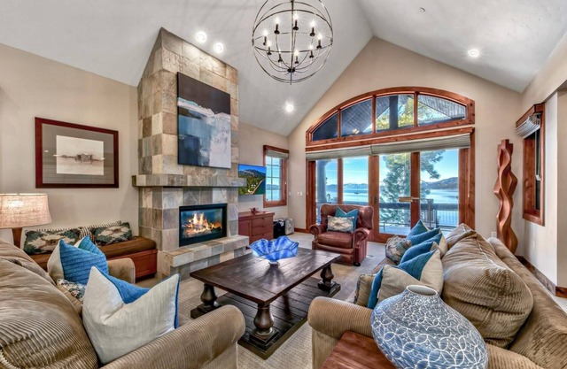 Exclusive! Balconies w/lake views, 3 masters, 2 kings, Pool,AC+Sierra Shores
