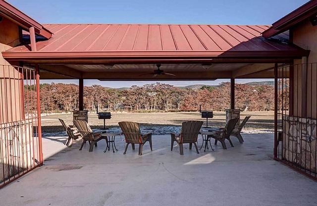 Exclusive Frio River frontage in Concan, private swimming pool, single-story home, NO bunk beds