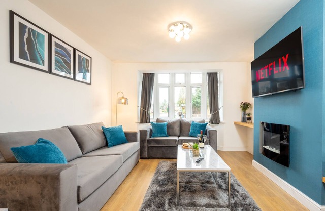 "Exclusive" Luxury modern 4-bed -Solihull, JLR, NEC, Resorts World, Airport, HS2