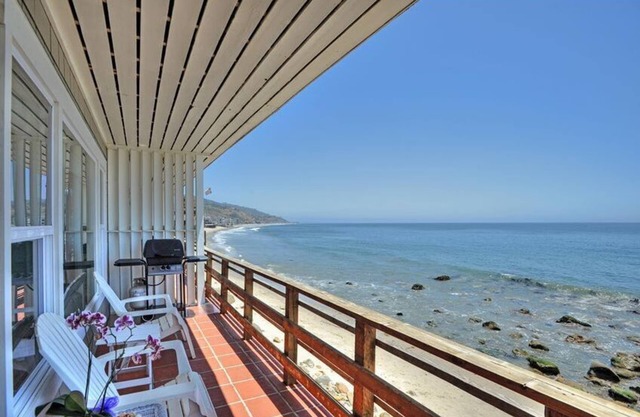 Exclusive Oceanfront Cottage on Dry Sandy Carbon Beach - Seal