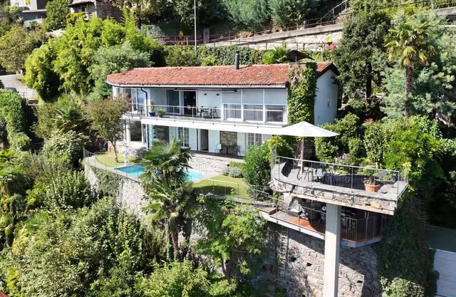 Exclusive Villa Paradiso with Heated Pool, Sauna and Stunning Lake Views
