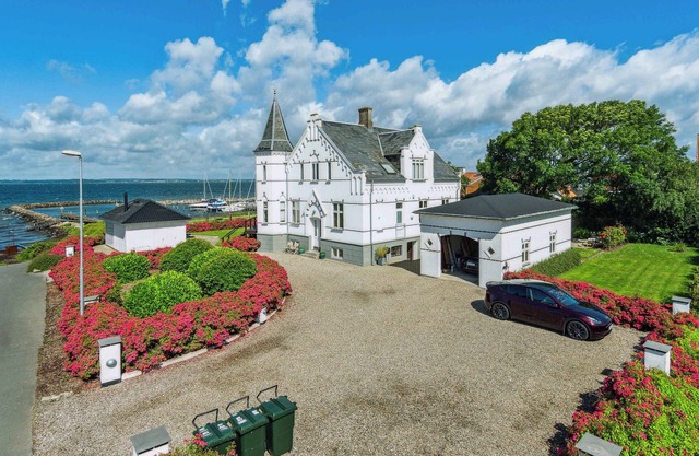Exclusive villa with panorama and beach pavilion