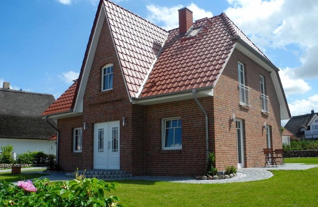 Exclusive Wildrose vacation home with Baltic Sea view, large garden area and sauna