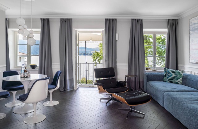 Exclusive with lake view, free parking space and high-quality furnishings