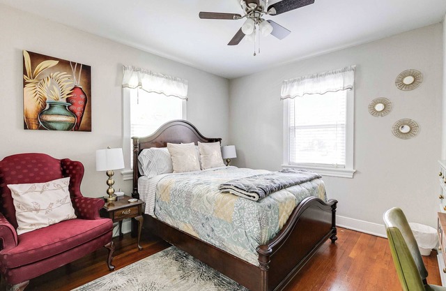 Executive 2BR condo: Free parking, fire pit, and patio.
