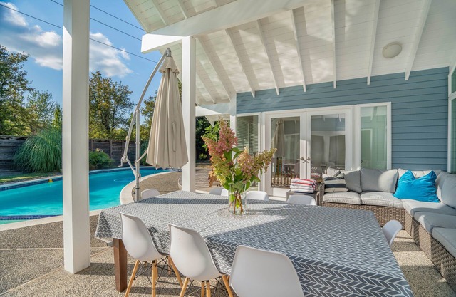 Executive 4BR Home, Clyde Hill, Heated Pool, AC, Pet ok, Large Garden, Weekly %