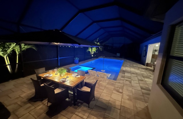 Executive Home. Sleeps 8 with Private Pool-Hot Tub in Resort Style Community