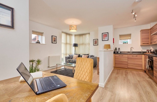 Executive large Apt. w/balcony, parking & Netflix