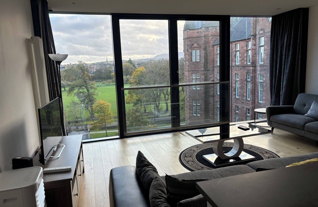 Executive Quartermile apartment near to Castle & University with park view!