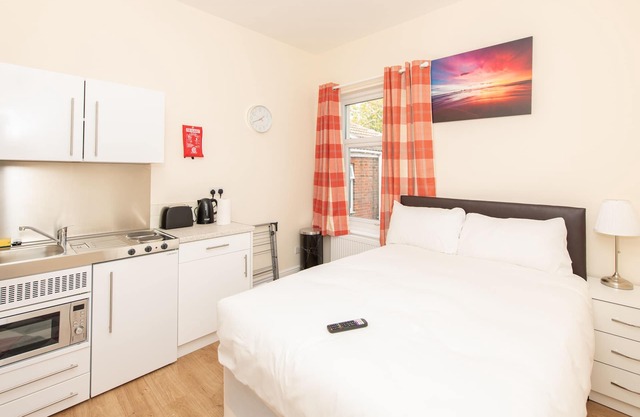 Executive-Studio for Contractors, Nurses & Couples