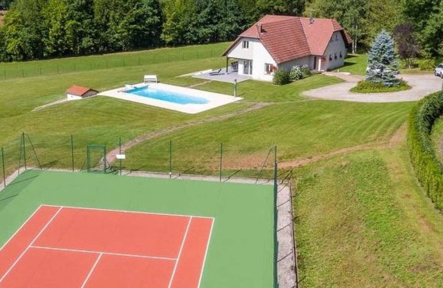 Exklusive villa with tennis court, pool and golf