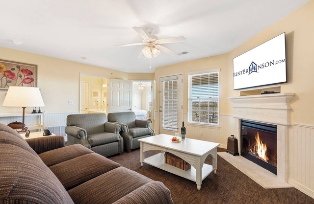 Expansive Condo w Table Rock Lake Access-Free Attraction Tickets-Mini Golf-Cmty Pool-Pickleball