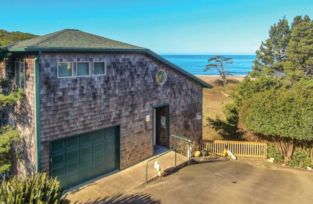Expansive Ocean Views, Easy Beach Access, Privacy, Hot Tub, Oceanfront!