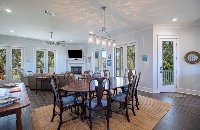 EXPANSIVE PORCH-Gulf Breezes-Beach Views & Gorgeous Oak tree
