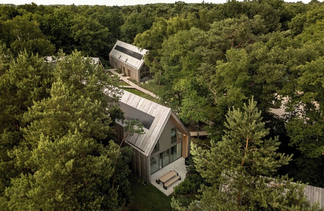 Experience a luxurious getaway at the Group Lodge, accommodating 10 people with accessible facilities and a tranquil setting in Limburg, Belgium.