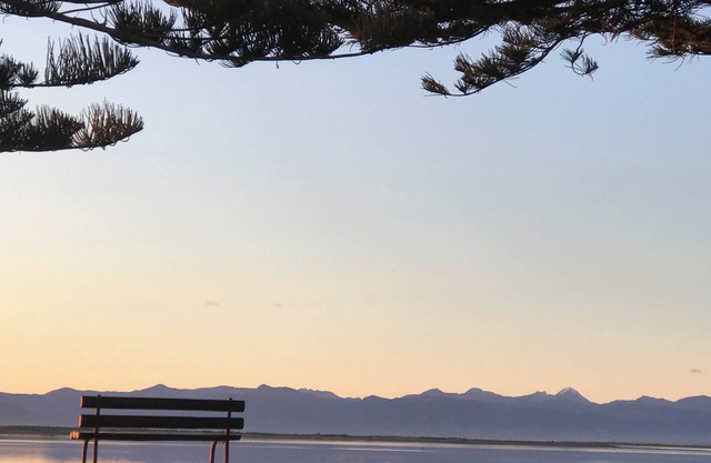 Experience a true original Kiwi beach 'Quayside Cottage'