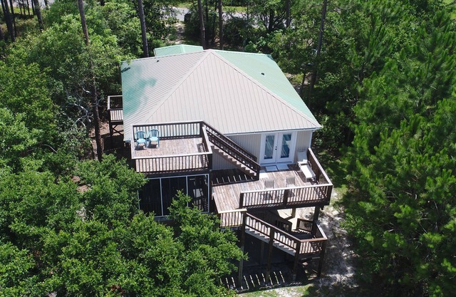 Experience coastal charm at the Z House, a cozy 2 BR retreat in Dauphin Island, birders paradise!