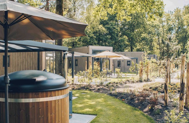 Experience luxury and nature in the Reeëndal Lodge with hot tub in the Veluwe! With 1 bedroom and 1 sleeping loft, a fully equipped kitchen, and air conditioning.