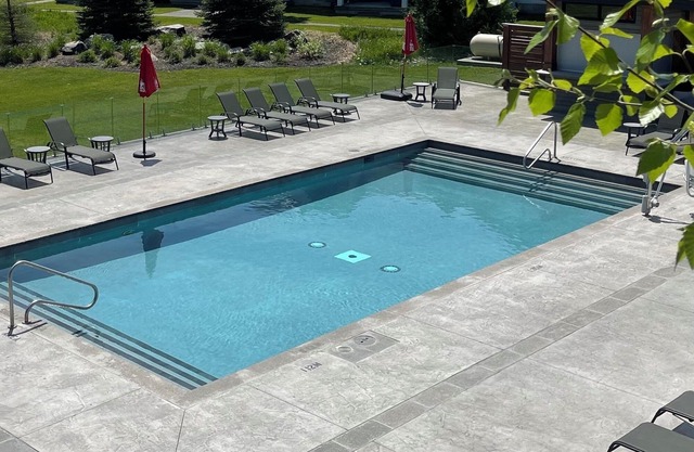 Experience Luxury at our Stunning 3-Bedroom Golf /pool Resort!