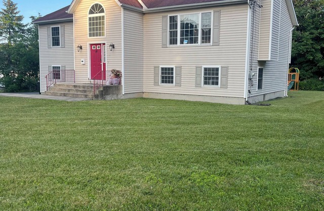 Experience luxury shopping paradise! 4-Bedroom Home & 7 mins to Woodbury Commons