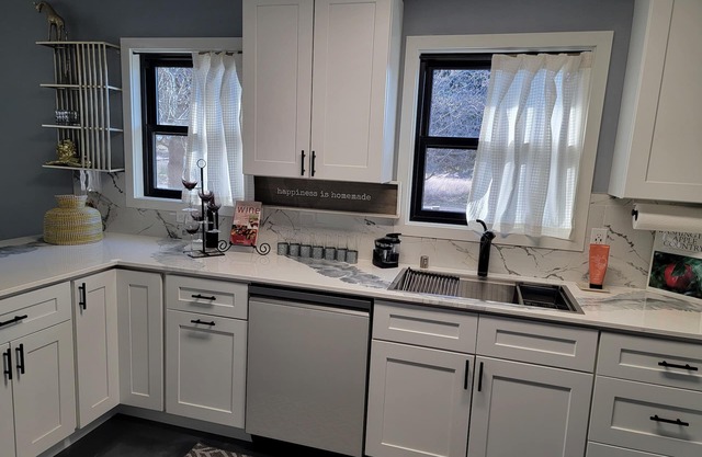 Experience Prosser in style: Cozy wine country 2BR retreat with 5 beds.