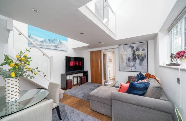 Experience refined comfort at The Skylight Residence – a stylish hideaway in the heart of Sunningdale, perfect for a relaxing stay.