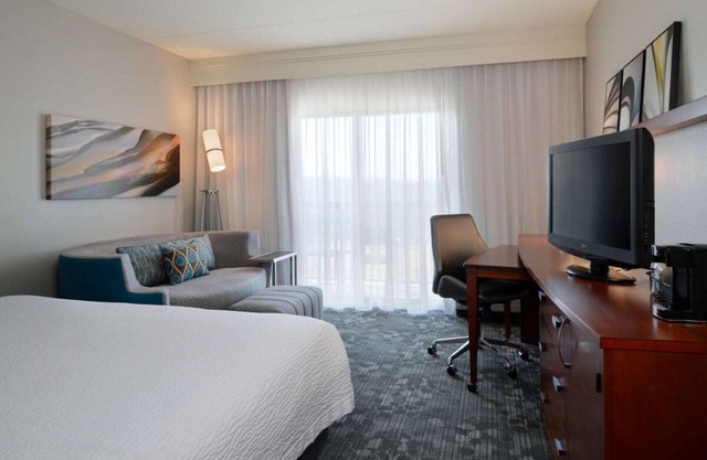 Explore Kansas City! Pet-friendly, Parking, Short Drive to Arrowhead Stadium!