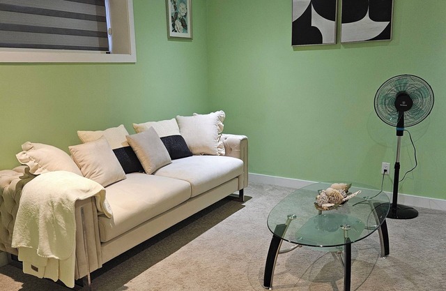 Exquisite and comfy 1 bedroom basement suite in NW Calgary