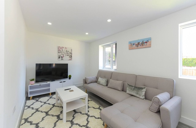 Exquisite Contemporary 2bd Home, Low Carbon, Prkng