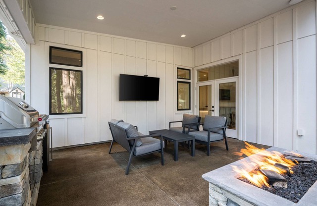 Exquisite Forested Retreat, Pet Friendly, Huge Patio w/Fire-Table and TV, Steps From Dockside