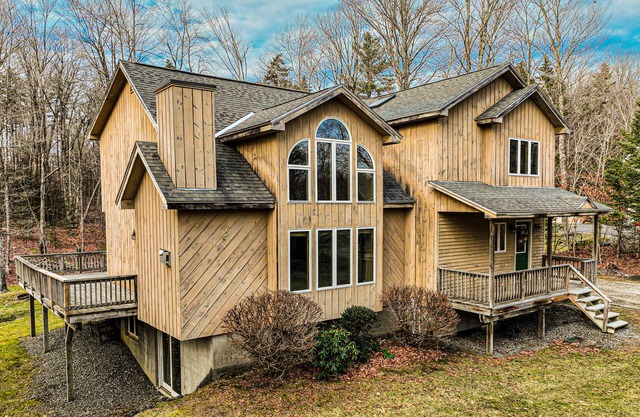 Exquisite home with fireplace, balcony, fast WiFi, jetted tub & washer/dryer