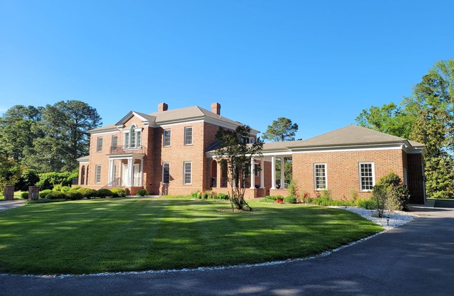 Exquisite Water Front Estate. Pool, Crabbing off private dock and sunset kayaks.