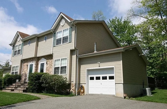 Extended Stay 3 beds 2 baths & Available Basement Suite