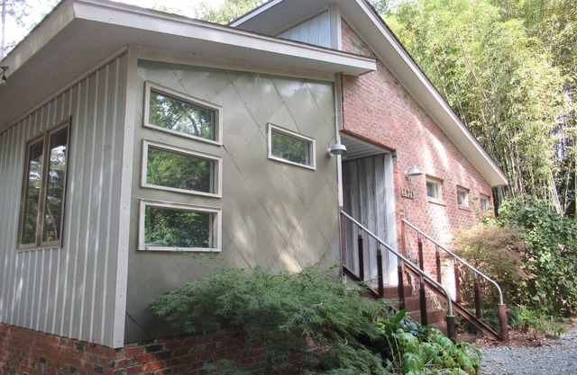 Extended Stay Large Waterfront Home in Secluded Bamboo Forest in Burlington NC