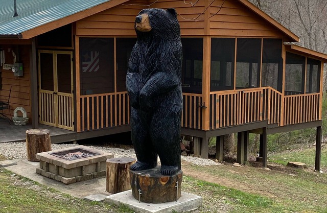 Extra Nice Cabin 2 Fully Furn. Rooms+Hot Tub~Wi-Fi~ Barley the Bear; WWoods,LLC