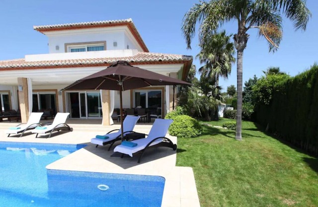 Extraordinary villa with large swimming pool