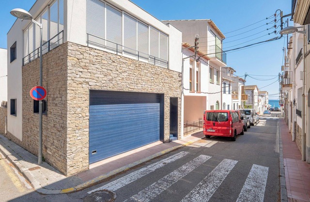 F-1 LLAFRANC 8 PAX - Three Bedroom House, Sleeps 8