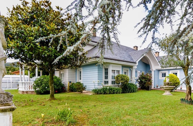 Fantastic house with pool and garden