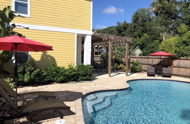 F2, Downtown St. Augustine, POOL, beaches, spacious, free onsite parking!