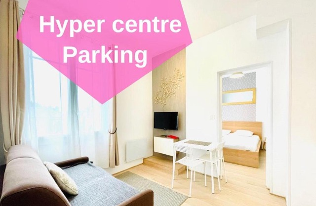 F2 Golden Lounge, Hyper Centre, Parking
