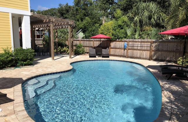 F4, Downtown, POOL, 2 king beds, 2 full bathrooms, free onsite parking!