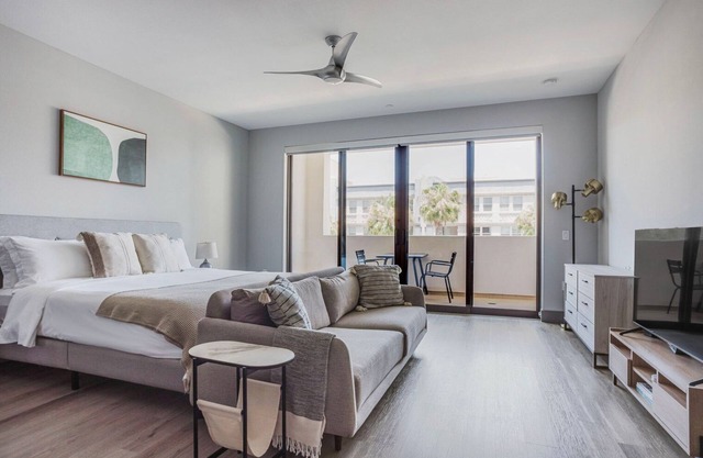 Fab Mid-Wilshire Studio w/Gym & Roof Lounge, nr Dining, by Blueground