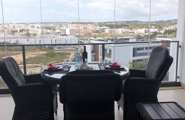 FABULOUS 2 BED LUXURY APARTMENT, GREAT VIEWS, MARINA VILLAGE, 120M2