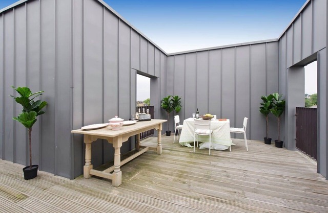 Fabulous 2-bed Penthouse, Wimbledon