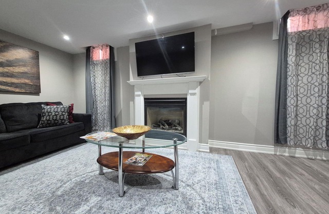 Fabulous 2-bedroom apartment with AC in charming Whitby