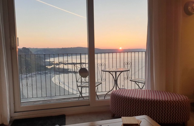 Fabulous 2+ bedroom Apartment with Balcony, Panoramic Sea Views and Parking