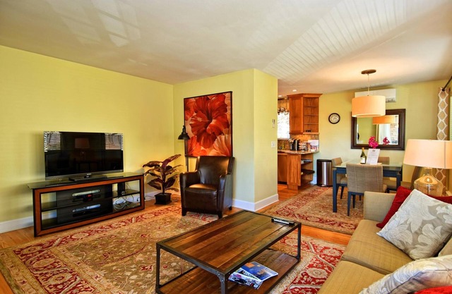 FABULOUS 2BD CONDO - AC - PRIVATE DECK WITH VIEW - 5 STAR RATINGS